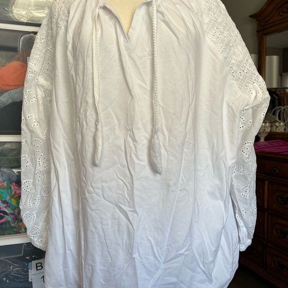 Eyelet Bouse - Picture 2 of 11